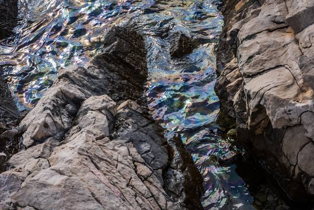 Na Hvaru došlo do onečišćenja mora nakon što je iz obližnje Inine pumpe iscurila velika količina nafte