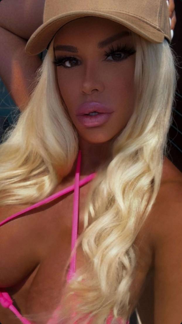 Vrući kadrovi srpske pjevačice: Ljetuje u Grčkoj, u Areni Zagreb dobila spermu od lososa za dar