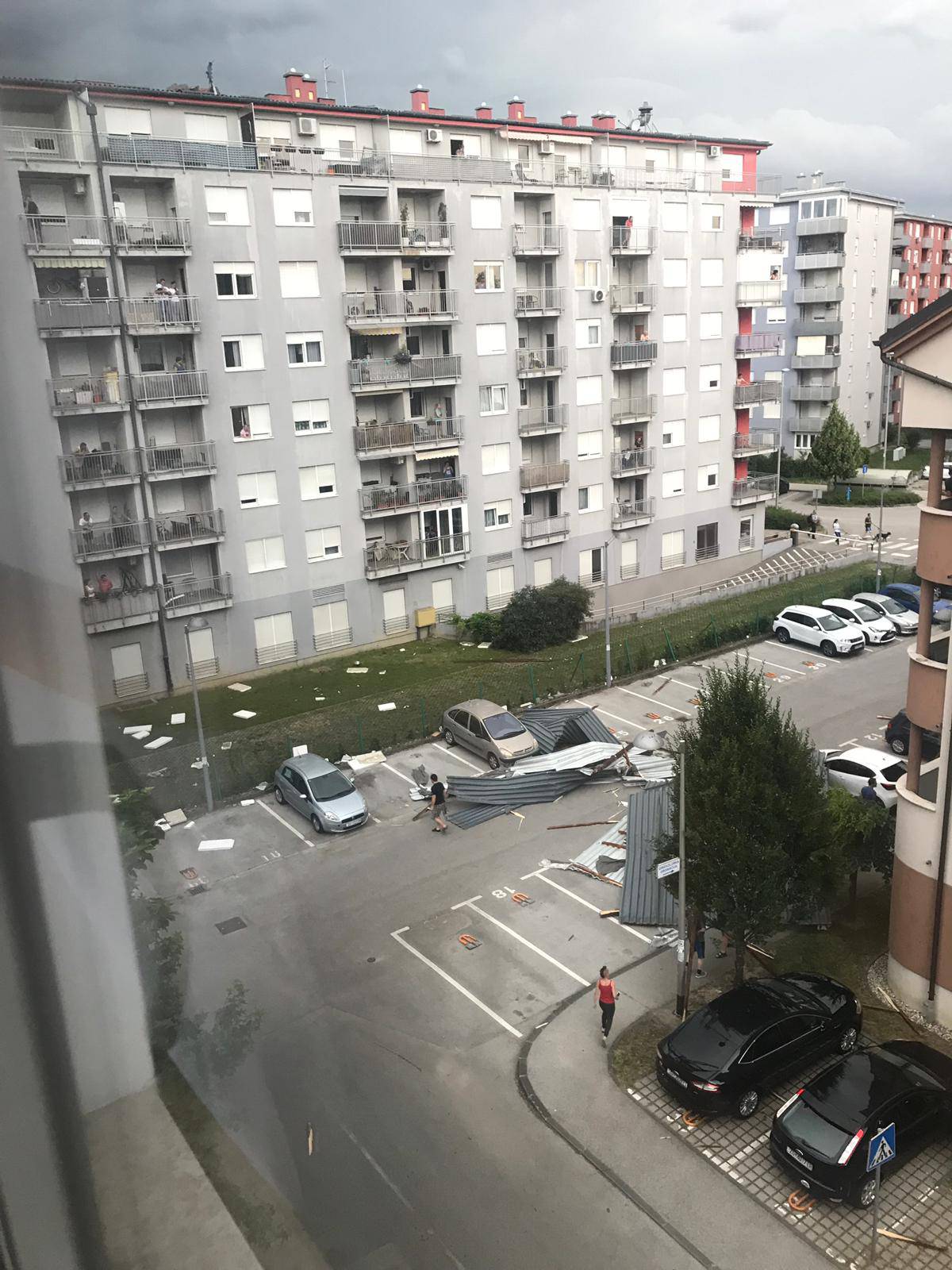 Tuča u Samoboru, jak vjetar u Zagrebu odnio krov sa zgrade