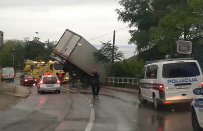 Kamion sletio s ceste i popeo se na ogradu trgovačkog centra