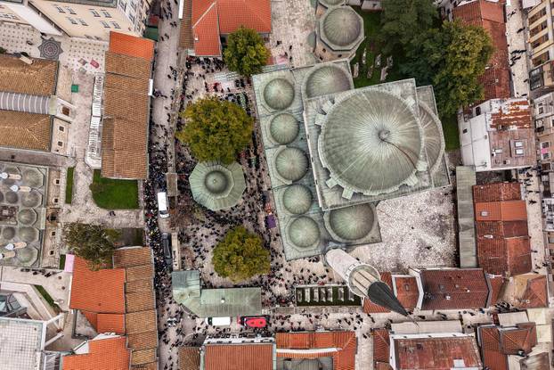 Sarajevo: Pogled iz zraka na dženazu za Halida Bešlića u Gazi Husrev-begovoj džamiji