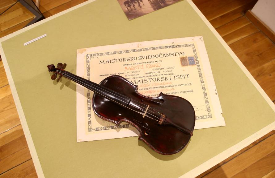 Split: Na Adventu u muzeju predstavljena najlakša violina na svijetu