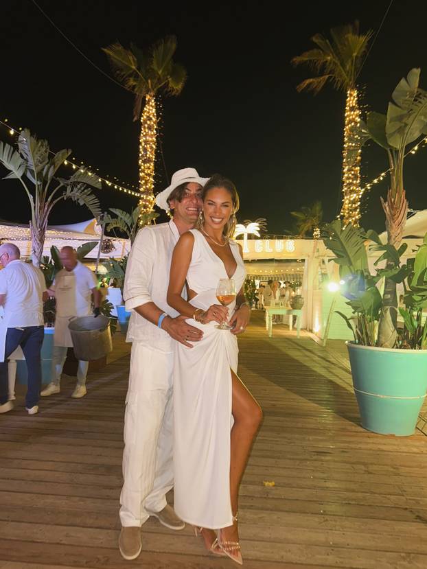 FOTO Talijanska voditeljica je konkurencija Diletti Leotti pred kamerama! Bila je i misica...