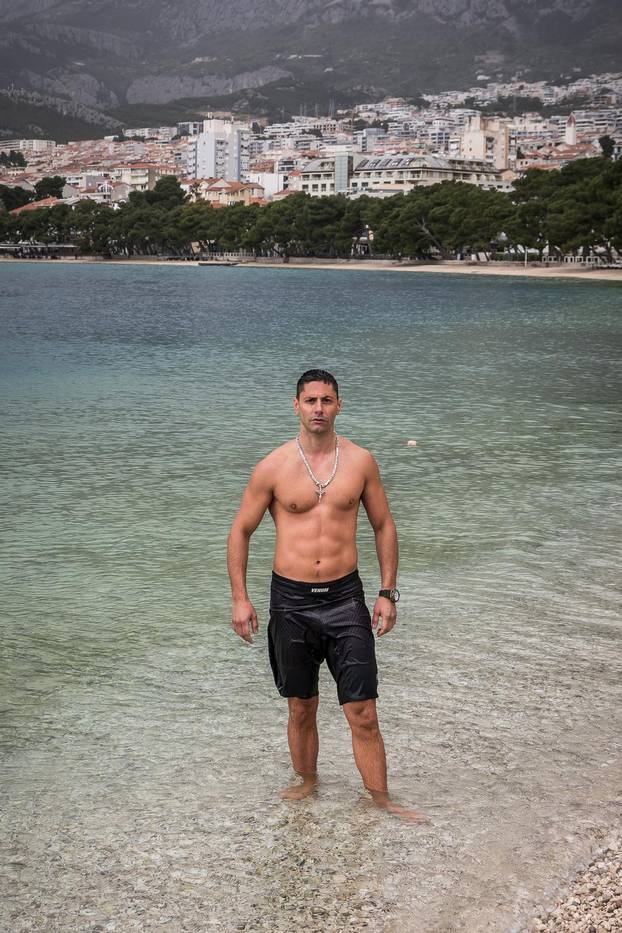 Makarska: Robert Tarčuki svaki dan se kupa unatoč zimi