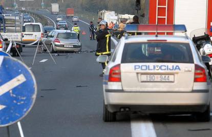Opel Astra se prevrnula na autocesti, dvoje ozlijeđeno