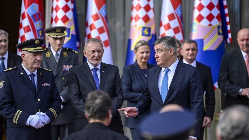 GALERIJA Prijem uz Dan policije: Milanović odlikovao ratni kabinet ministra Ivana Jarnjaka