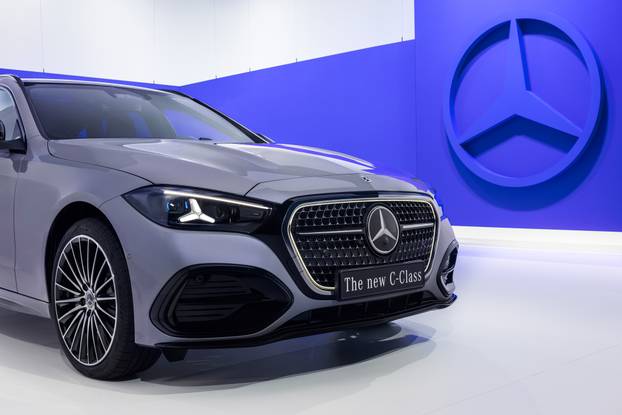 Vertraute Stärke auf einem neuen Niveau: Die neue Mercedes-Benz C Klasse bleibt sich treu – und wächst über sich hinausThe new Mercedes-Benz C-Class: Refined strength. Trusted continuity.