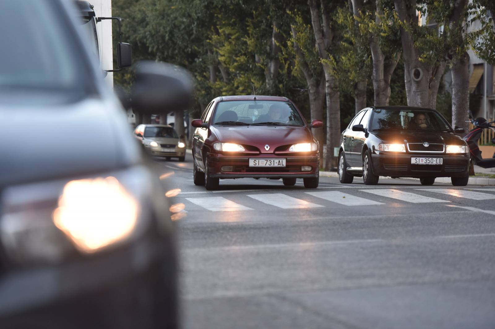 Od danas vozači moraju imati upaljena svjetla na automobilima