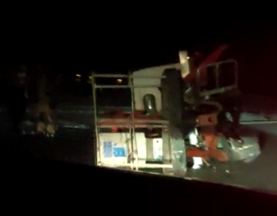 Stravičan prizor: Kamion je na boku, auto je potpuno smrskan