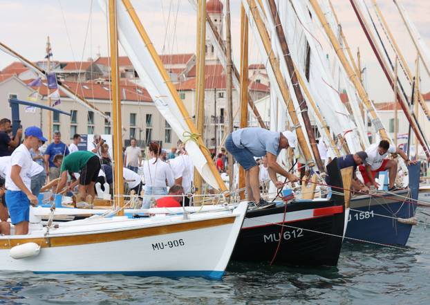 FOTO Čuvari stoljetne tradicije: Drveni brodovi utrkivali se na 'Regati za dušu i tilo' u Betini