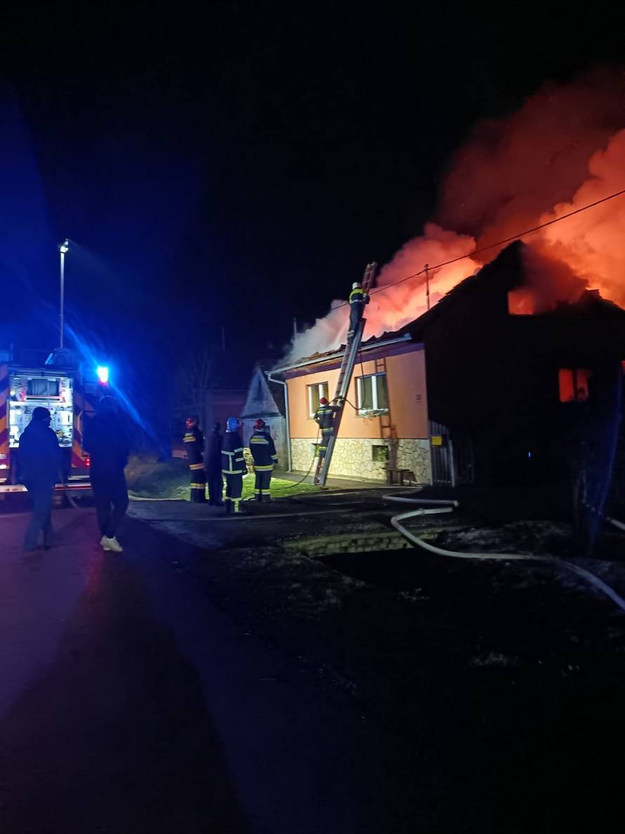 FOTO Užas kraj Slavonskog Broda: 'Žena je sama pokušala spasiti kuću, ali sve je izgorjelo'