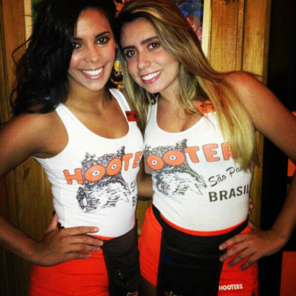 http://www.facebook.com/hootersbrasil