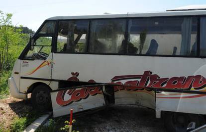 Sudarili se školski bus i auto: Dijete i vozač zatražili pomoć