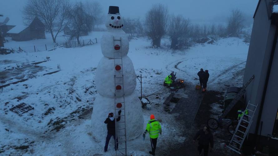 U Slavoniji izgradili snjegovića visokog više od sedam metara! 'Cijelo selo je sudjelovalo...'