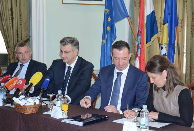 Hrvatska Kostajnica: Potpisani Ugovori o darovanju nekretnina u trajno vlasništvo