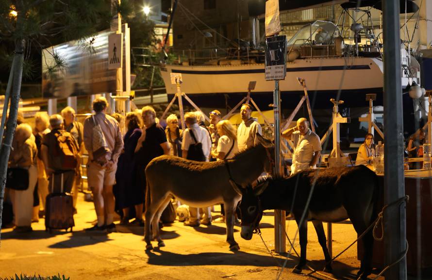 Milna: Zbog požara turisti proveli noć na rivi
