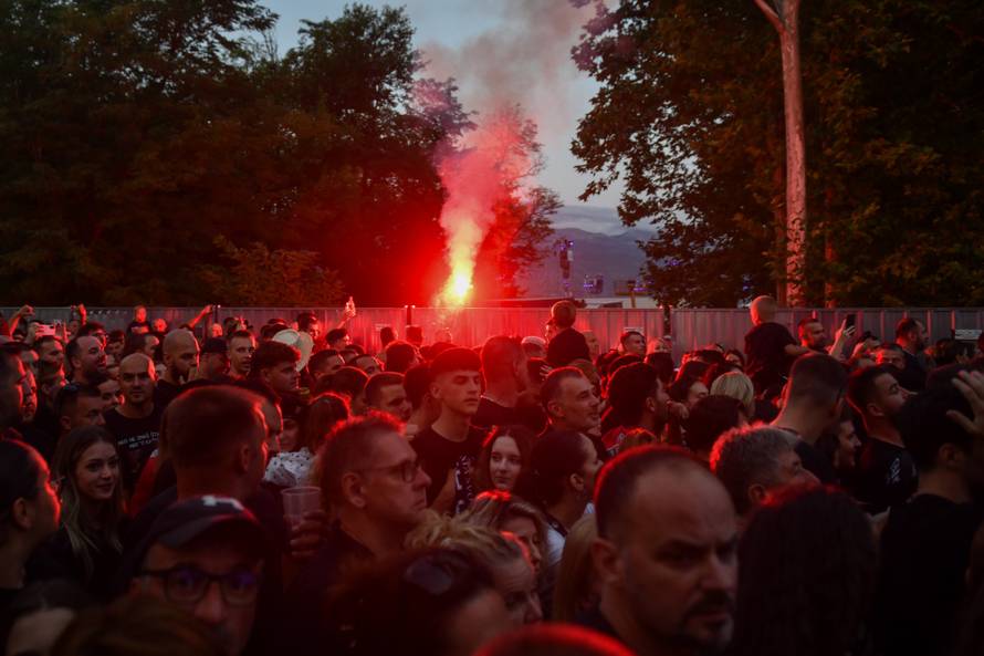 Sinj: Posjetitelji dolaze na hipodrom uoči početka Thompsonovog koncerta