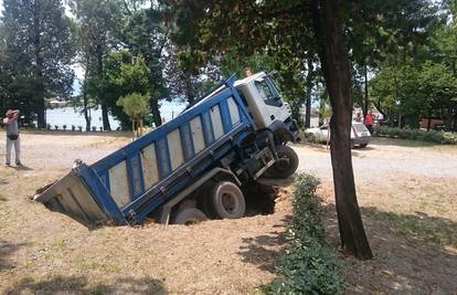 "Zemlja se otvorila!": Kamion odjednom samo 'nestao' u rupi 