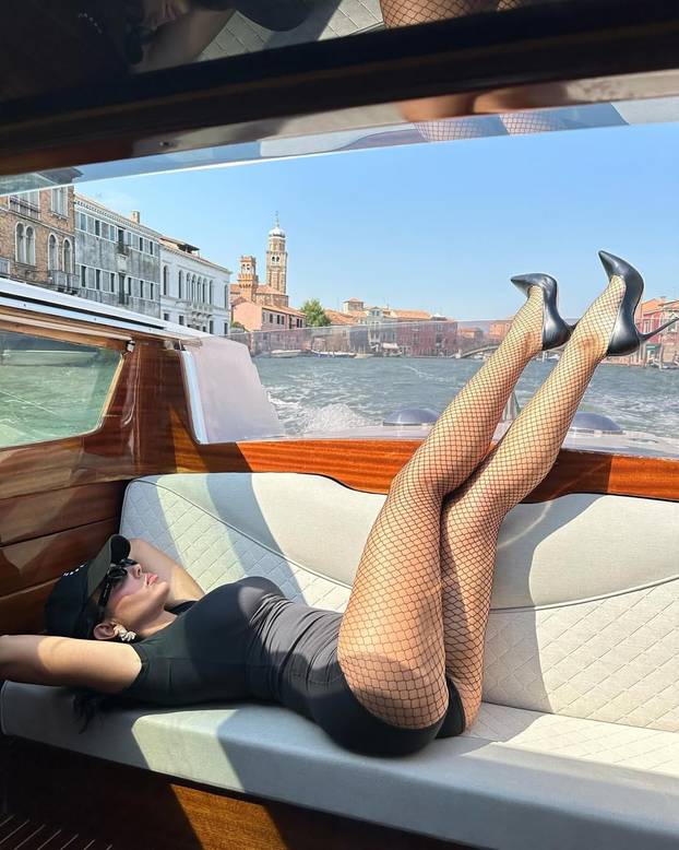 Prsten blistao, dekolte gorio: Ronaldova Georgina očarala na crvenom tepihu u Veneciji...