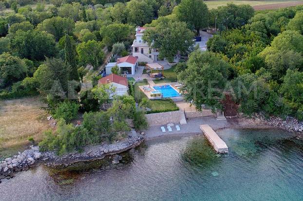 FOTO Privatna plaža i infinity bazen: Moderna vila blizu Zadra prodaje se za 3 milijuna eura