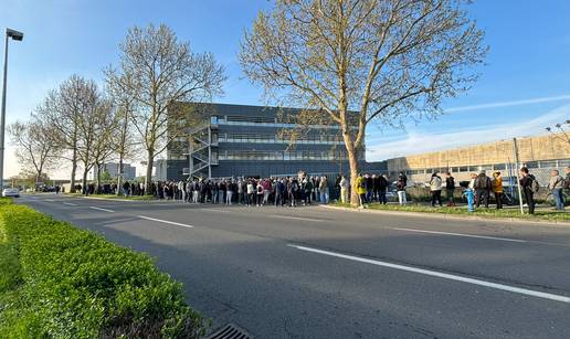 FOTO Pogledajte veliku gu&zcaron;vu ispred policije u Heinzelovoj: 'Svi smo stigli na aukciju'
