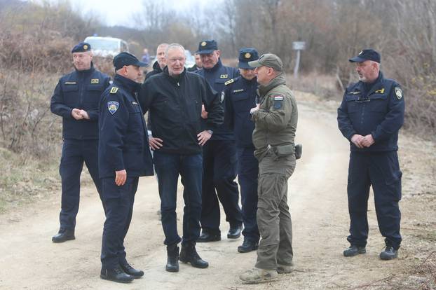 Božinović obišao policijske službenike na području PU karlovačke koji rade na zaštiti državne granice i suzbijanju nezakonitih migracija 