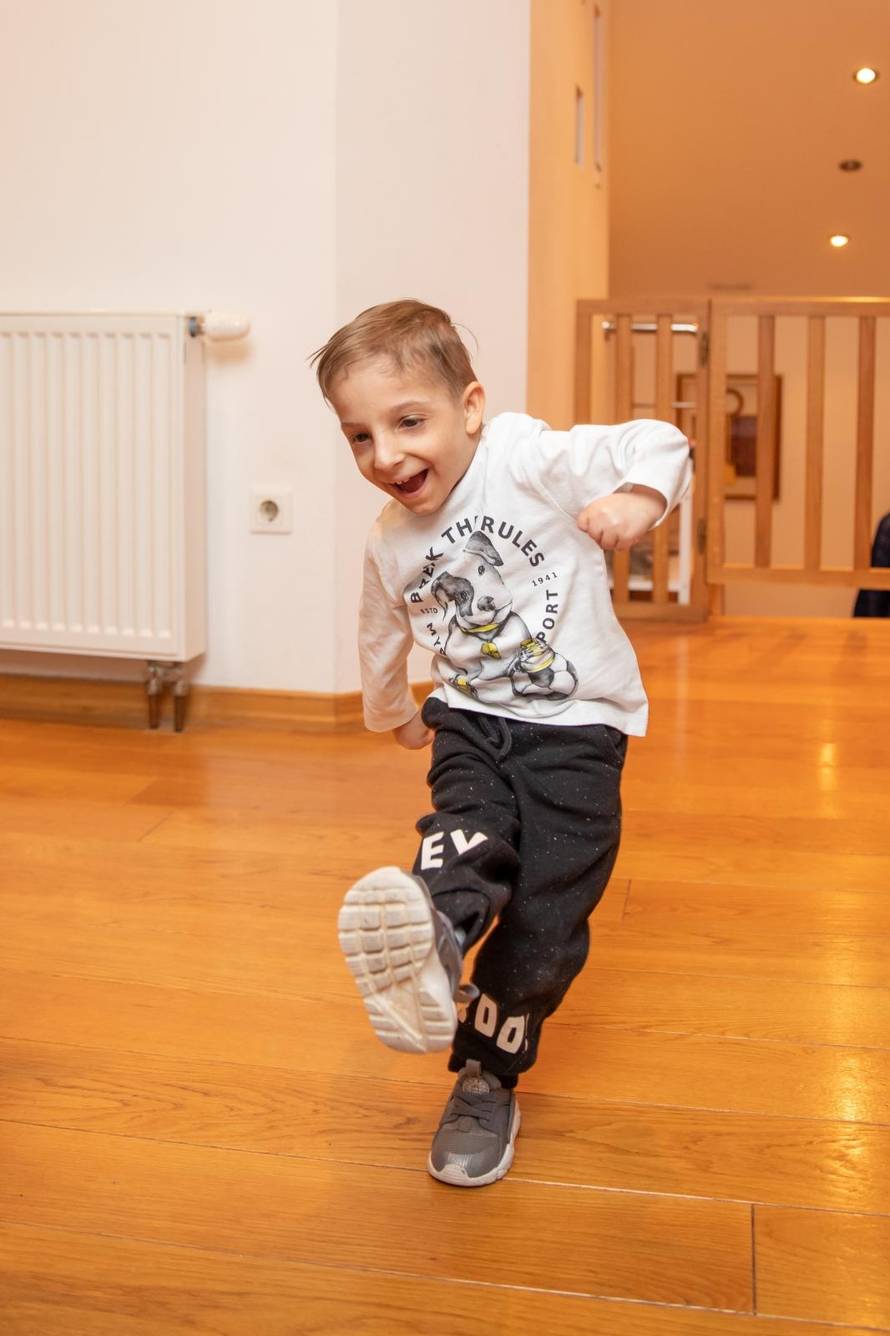 Nevio je krenuo u školu: Imam osam godina i osam kilograma