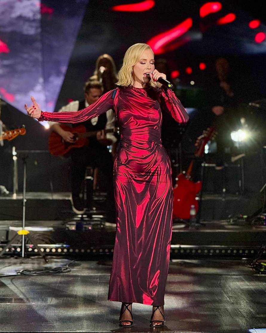 Sjećate li se ovih hit haljina koje je nosila Jelena Rozga? Istu je sad 'isfurala' i Vesna Pisarović!