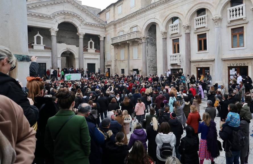 Splićani odali počast Balaševiću pjevajući njegove pjesme na Peristilu
