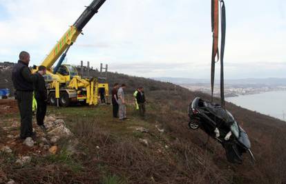 Opel sletio u provaliju duboku 100 metara, vozač ozlijeđen