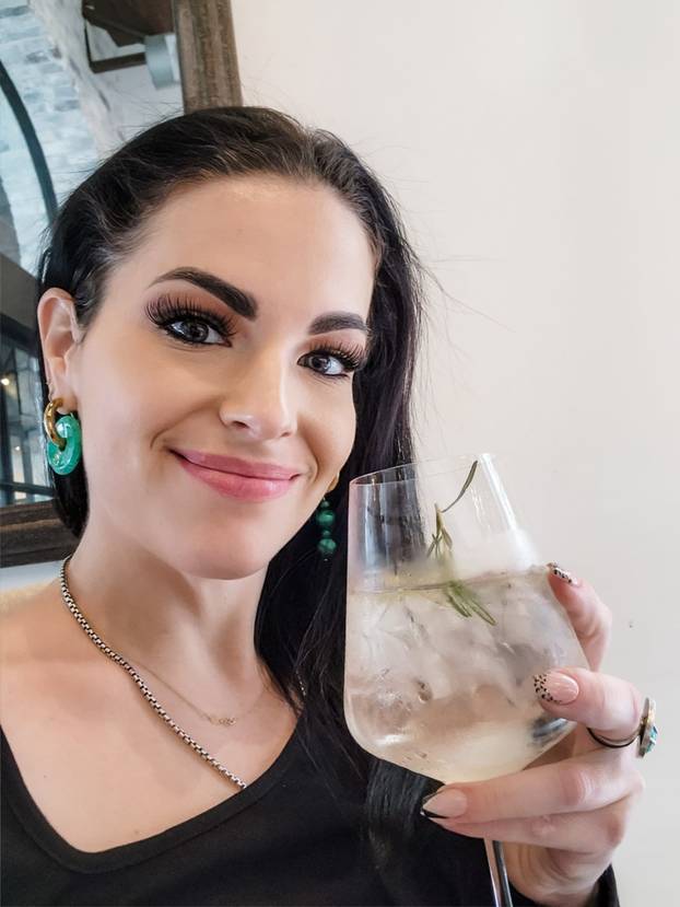 FOTO Ova odvjetnica ima najširi jezik, liže 4 lizalice. Odjednom!