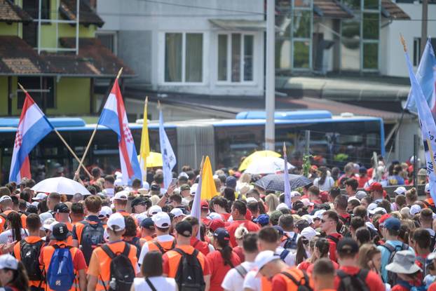 Zagreb: Antunovski hod mladih koji predvodi fra Stjepan Brčina krenuo je iz Sesvetskih sela