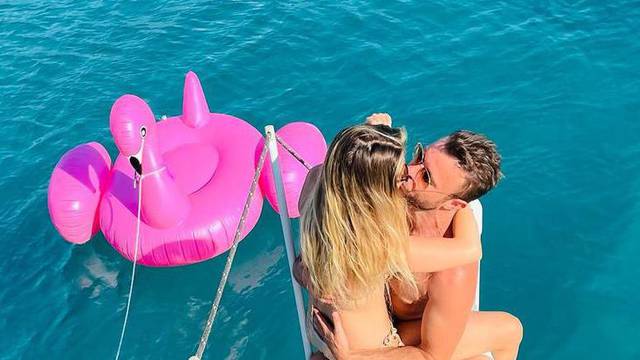 Ecija objavila fotku strastvenog poljupca s dečkom na brodu