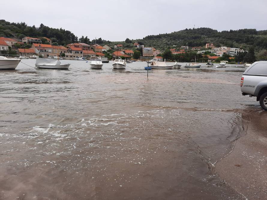 Meteorološki tsunami pogodio Velu Luku, nasukale se brodice
