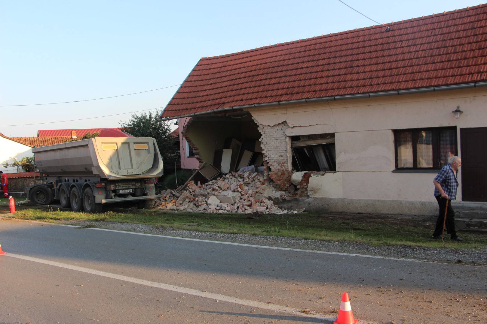 'Zaspala sam u kuhinji i ostala živa': Kamion joj srušio kuću