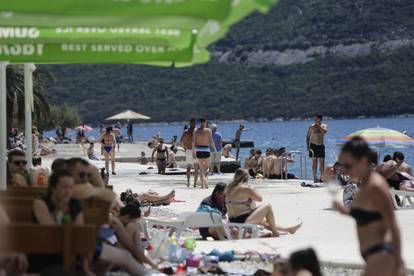 Pune gradske plaže u Neumu