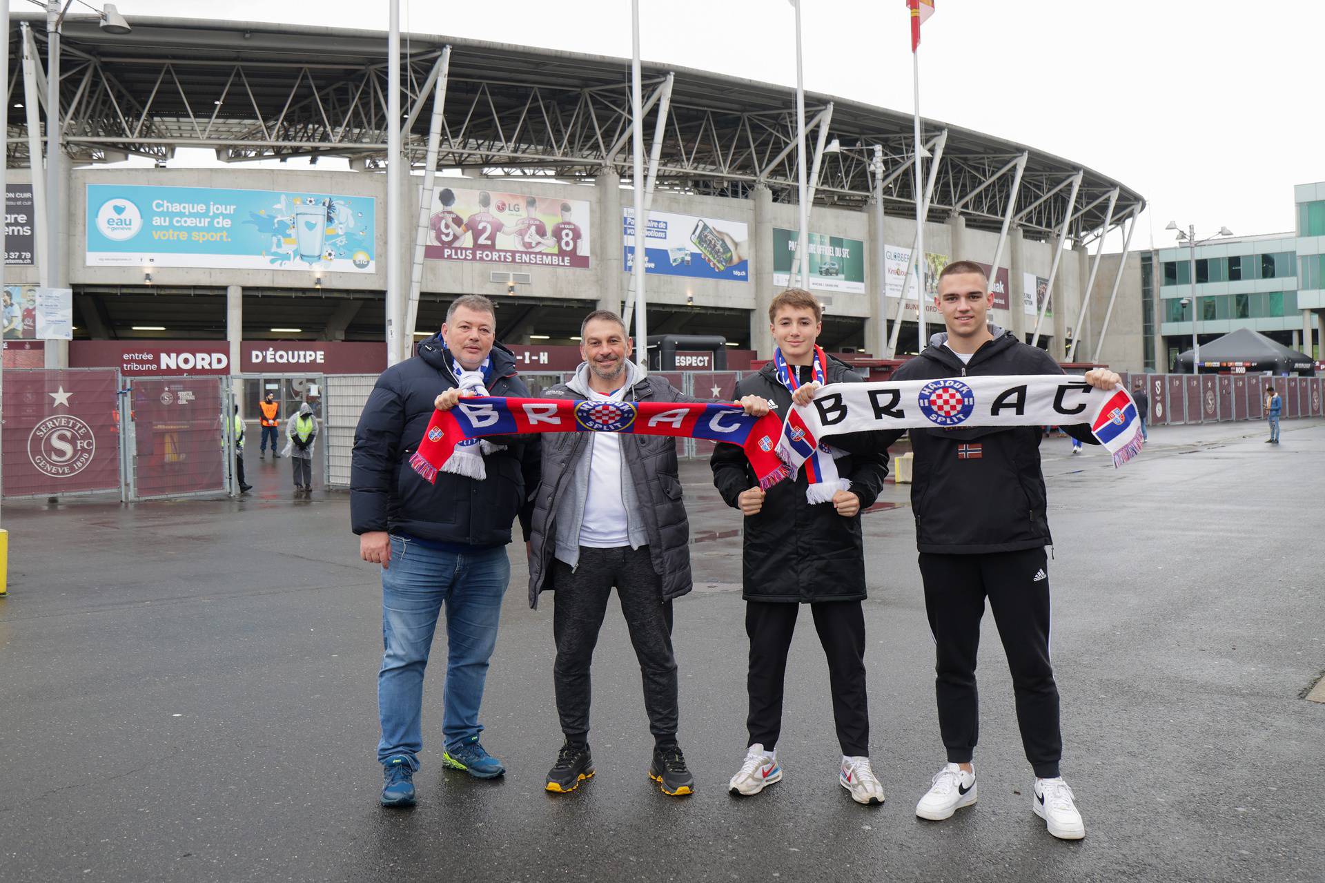 Navijači Hajduka skupljaju se ispred ženevskog stadiona uoči polufinalnog ogleda juniora Hajduka i Milana