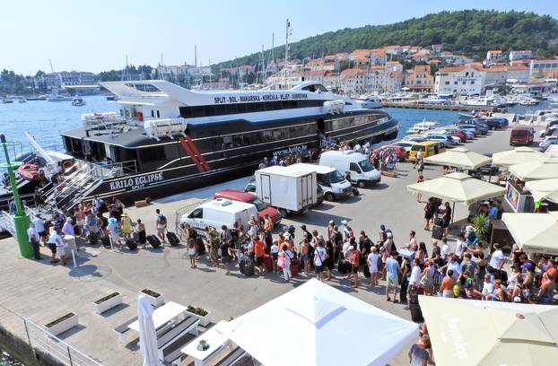 Kor&ccaron;ula: Velik broj turista &ccaron;eka ukrcaj na katamarane