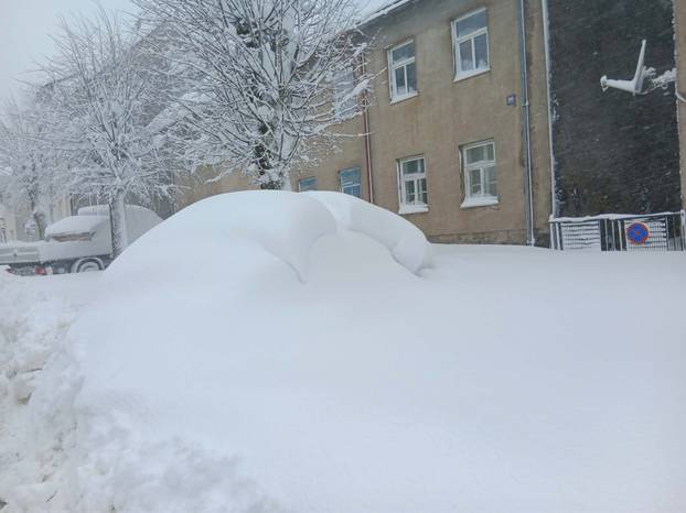 FOTO Gusti snijeg zatrpao Liku i Gorski kotar: Nestalo je struje!