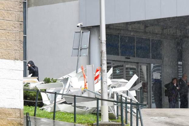 Zagreb: Nevrijeme oštetilo nadstrešnicu na Rebru