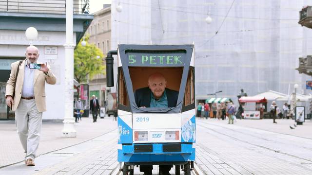 Petek je na Trg bana Jelačića stigao u 'tramvaju' broj 5