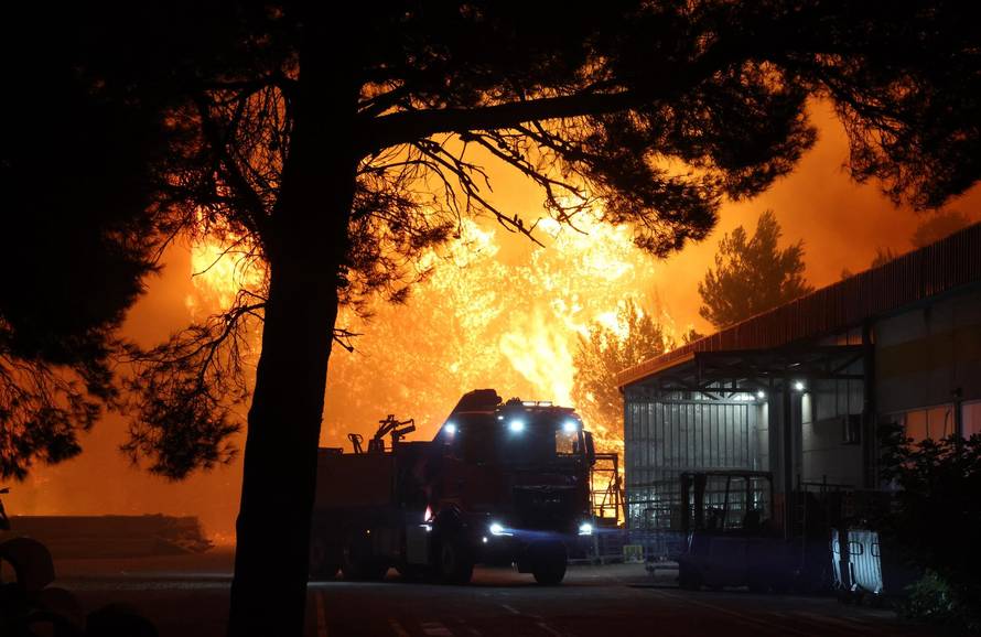 Požar kod Omiša: Evakuiran velik broj turista i mještana, pred vatrogascima je besana noć
