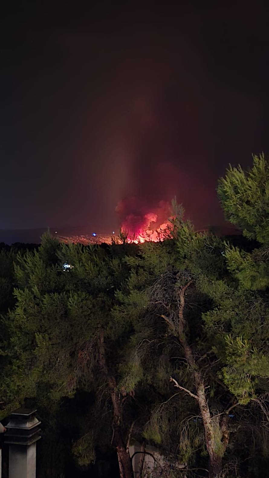 VIDEO Munje zapalile požare na Hvaru i Braču: 'Dio je ugašen, lovimo ih prije promjene vjetra'