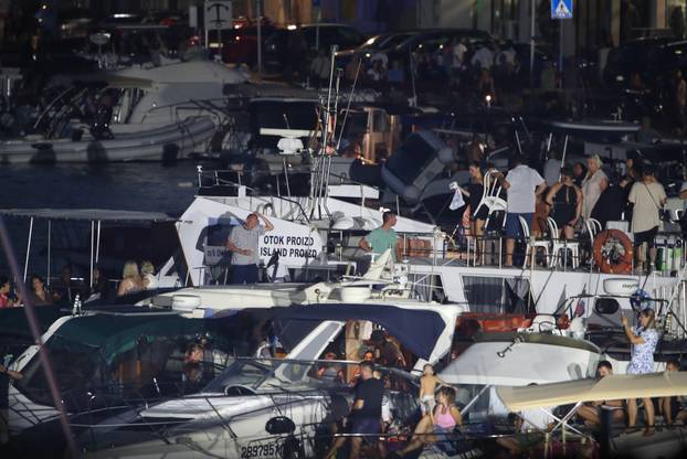 Vela Luka: Ljudi se okupljaju i pripremaju za koncert "Trag u beskraju"