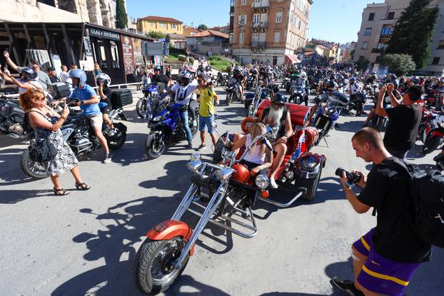 Defile motorista kroz PUlu