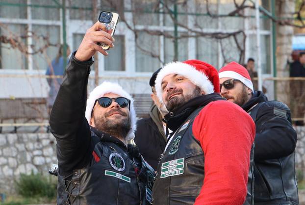 Šibenik:  Motomrazovi tradicionalno u predboži?no vrijeme darivali Centar za odgoj i obrazovanje Šubi?evac