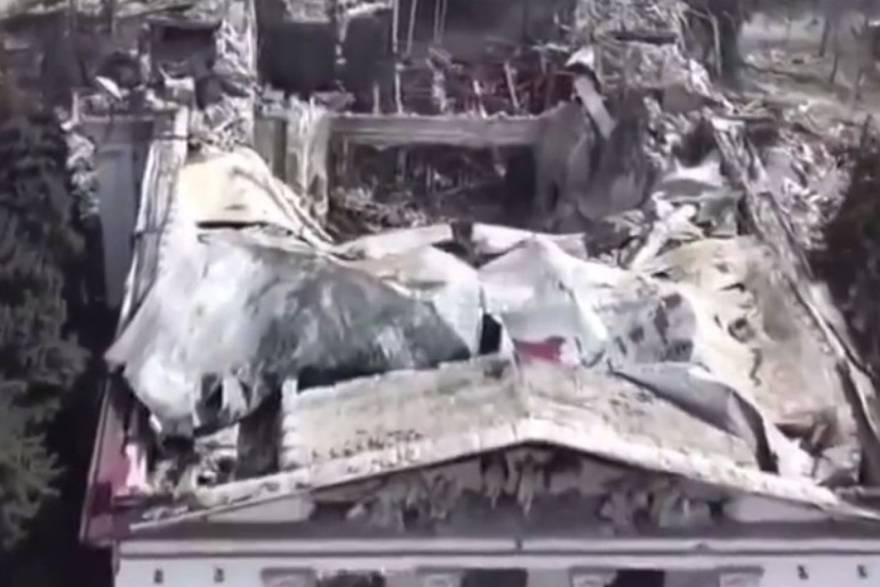 Ukrajina objavila snimku: Vidi se kako su Rusi bombardirali kazalište na kojem piše 'djeca'