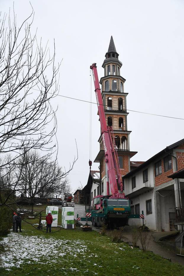 Počelo rušenje 34 metara visokog tornja u dvorištu obiteljske kuće između Majurca i Križevaca