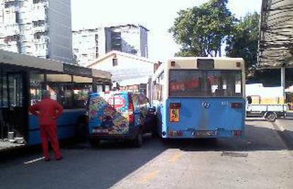 Autobus krenuo sa stanice pa udario parkirani kombi