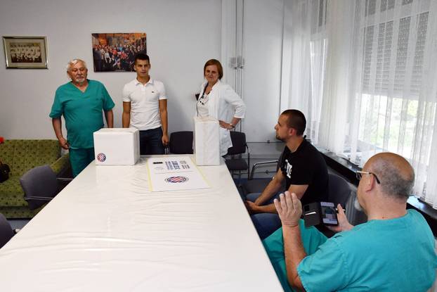 Slavonski Brod: &ZeroWidthSpace;Dru&scaron;tvo prijatelja Hajduka doniralo novu opremu i ure&dstrok;aje Odjelu ginekologije